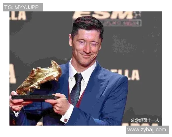 莱万在欧冠赛场火力全开10场12球领跑射手榜金靴在望